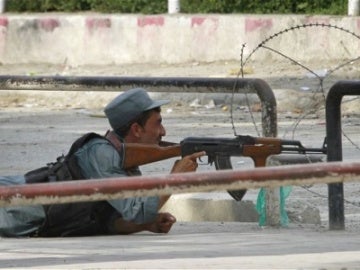 Un policía afgano se defiende del ataque de los talibanes