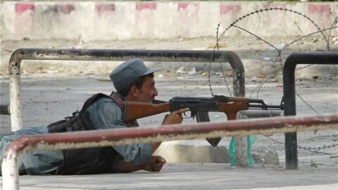 Un polic&iacute;a afgano se defiende del ataque de los talibanes