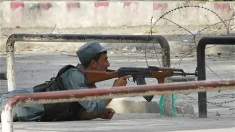 Un policía afgano se defiende del ataque de los talibanes Un policía afgano se defiende del ataque de los talibanes