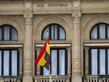 La bandera republicana ondea en el ayuntamiento de San Sebastián