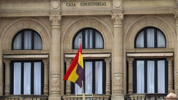 La bandera republicana ondea en el ayuntamiento de San Sebastián