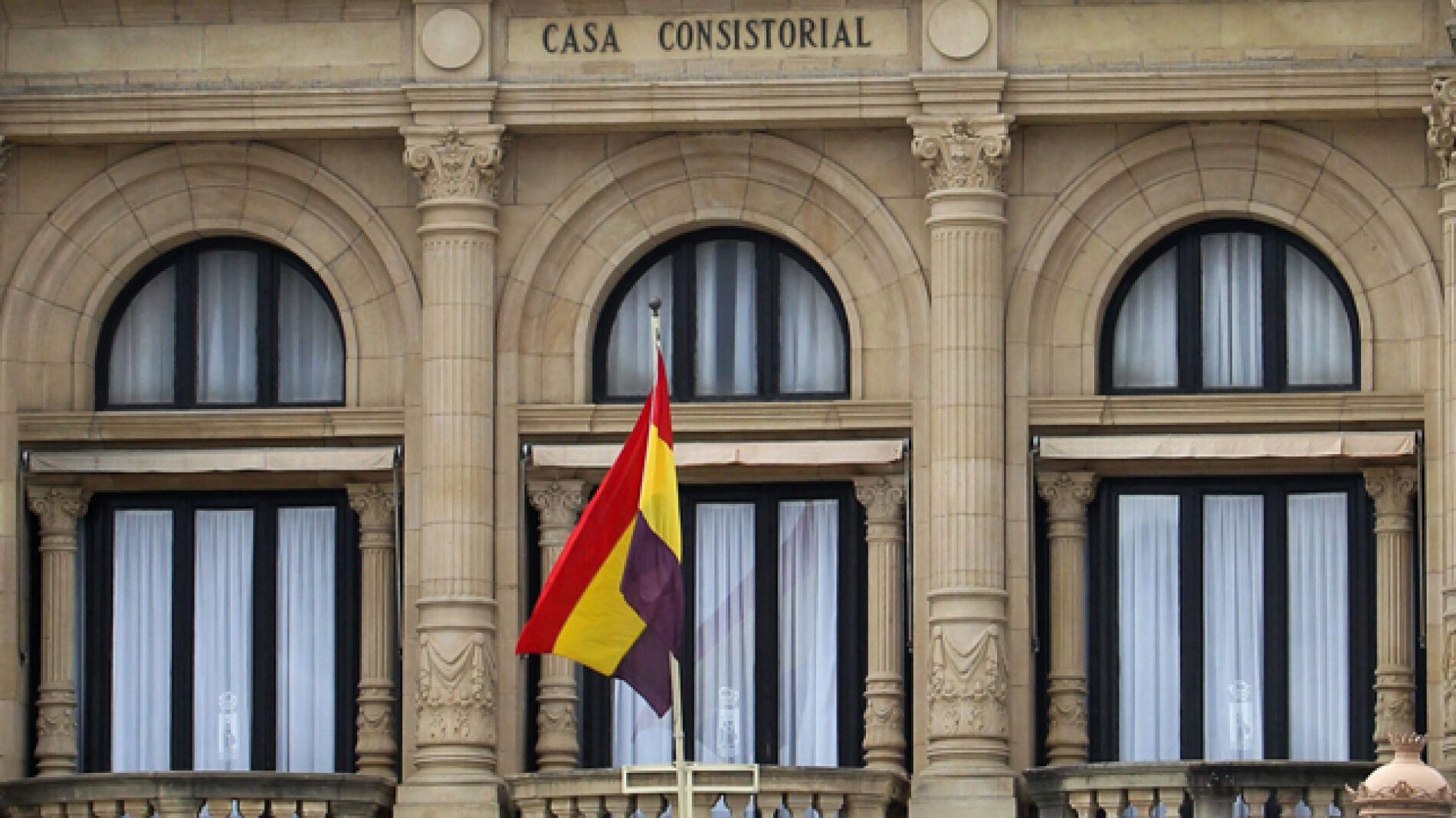 La bandera republicana ondea en el ayuntamiento de San Sebasti&aacute;n