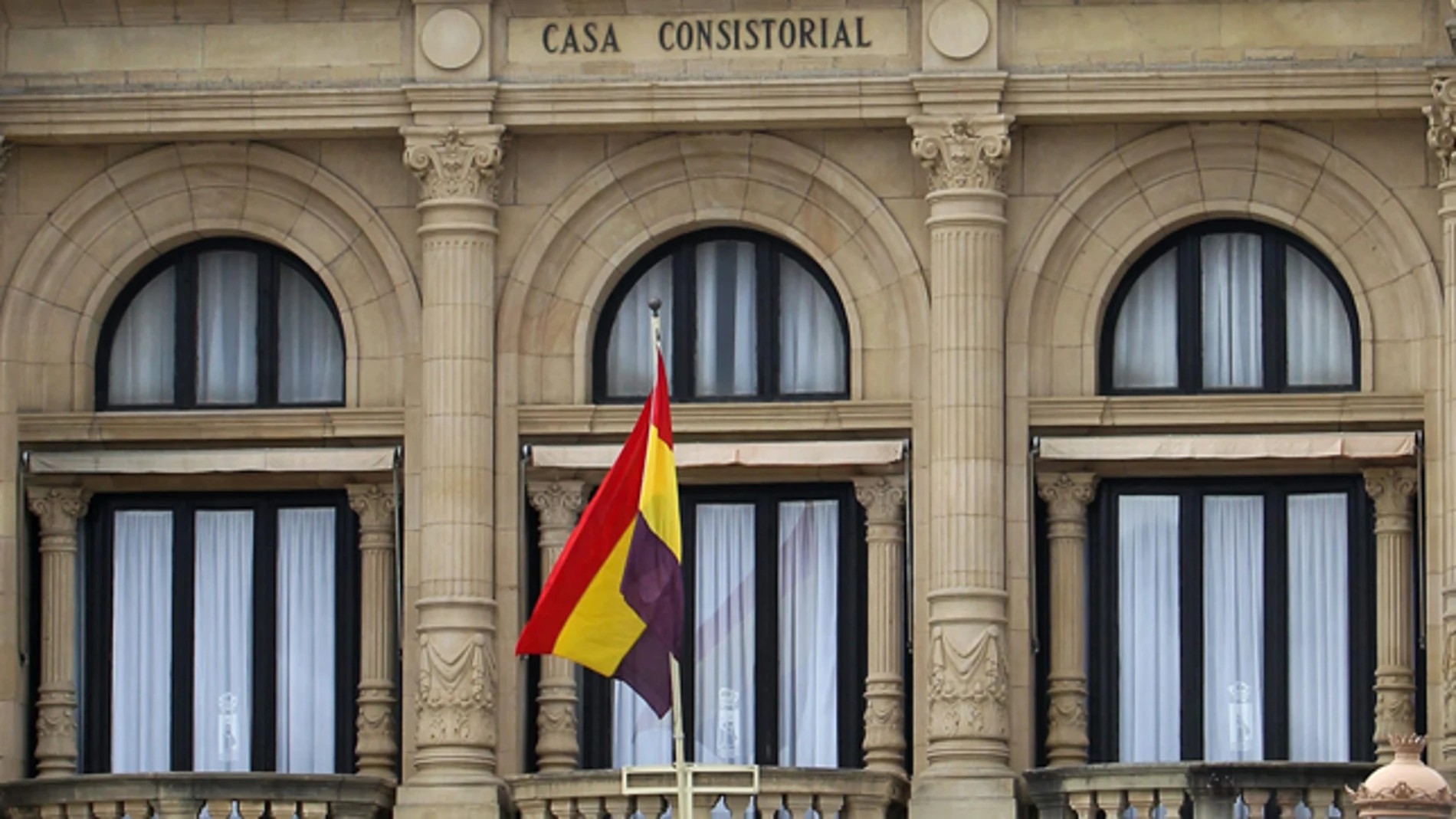 La bandera republicana ondea en el ayuntamiento de San Sebastián La bandera republicana ondea en el ayuntamiento de San Sebastián