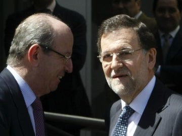 El presidente del Gobierno, Mariano Rajoy, junto al jefe de la Casa Real