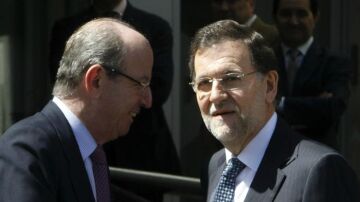 El presidente del Gobierno, Mariano Rajoy, junto al jefe de la Casa Real