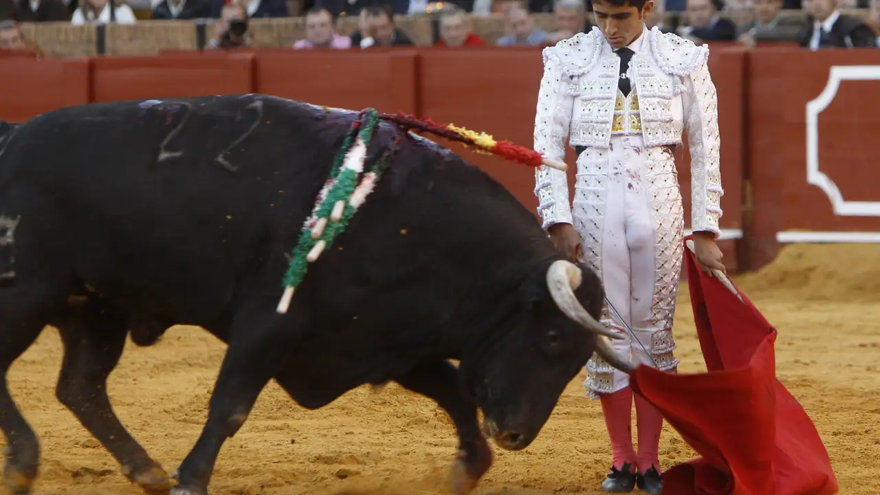 Adame corta una oreja