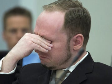 Anders Breivik se emociona durante el juicio