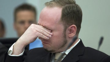 Anders Breivik se emociona durante el juicio