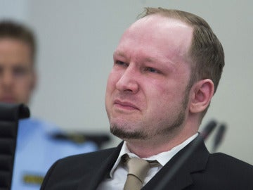 Anders Breivik llora durante el visionado de un vídeo