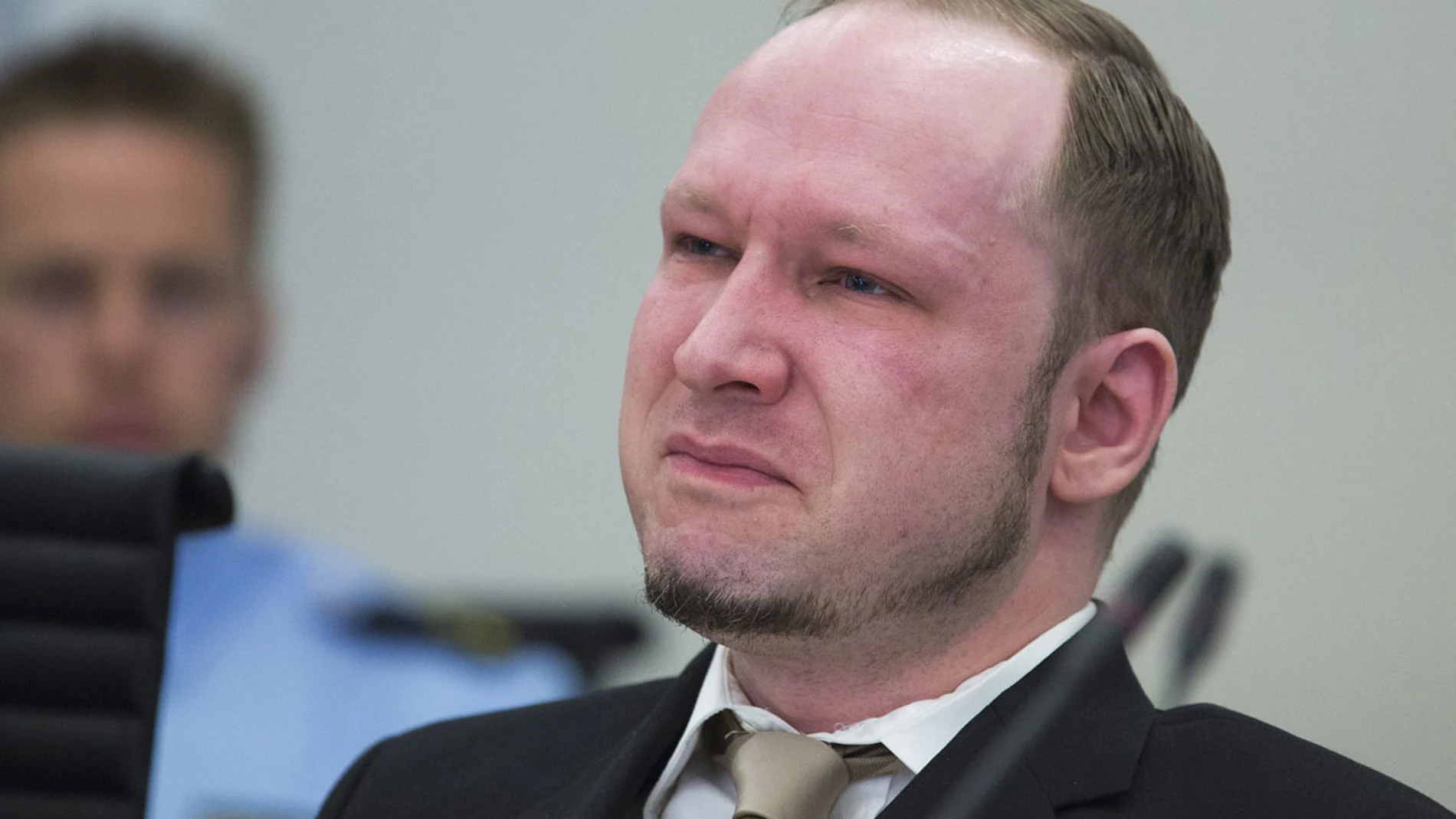 Anders Breivik llora durante el visionado de un vídeo Anders Breivik llora durante el visionado de un vídeo