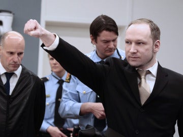 Anders Breivik hace el saludo fascista