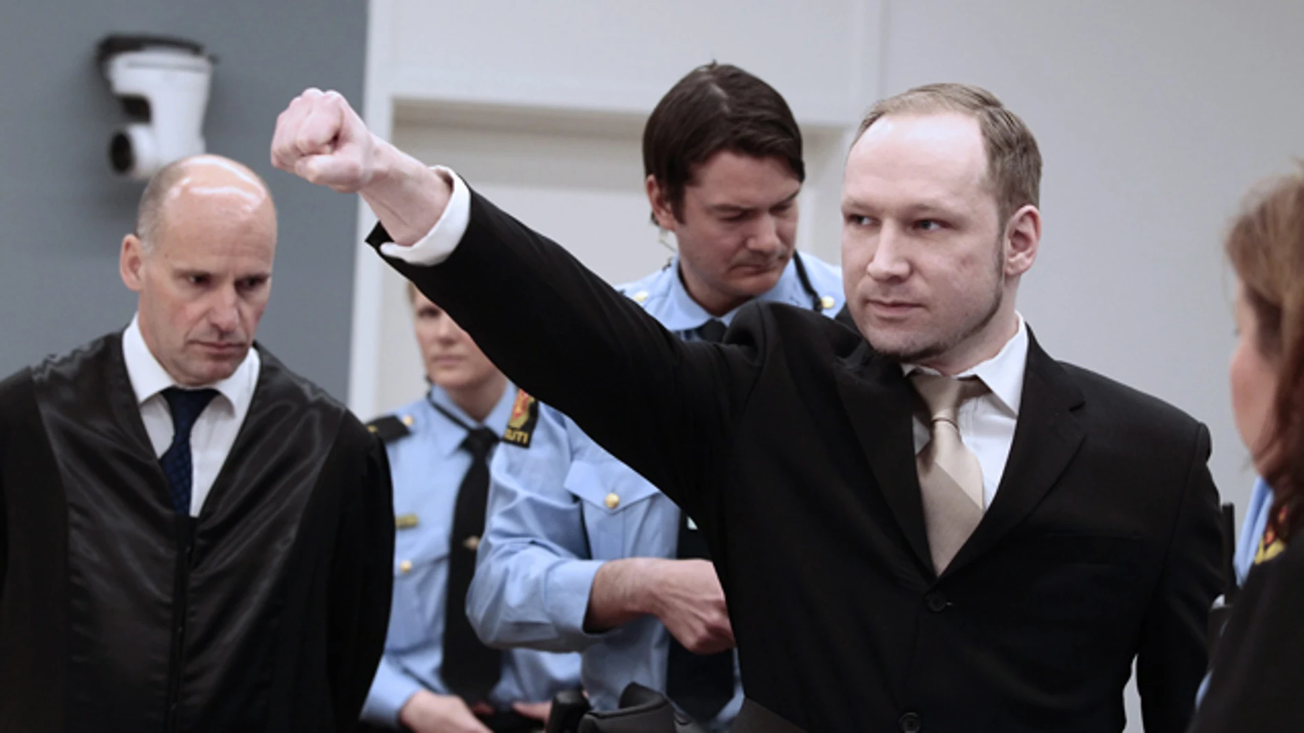 Anders Breivik hace el saludo fascista Anders Breivik hace el saludo fascista
