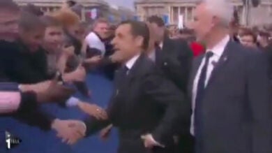 Sarkozy se quita el reloj mientras saluda a sus votantes