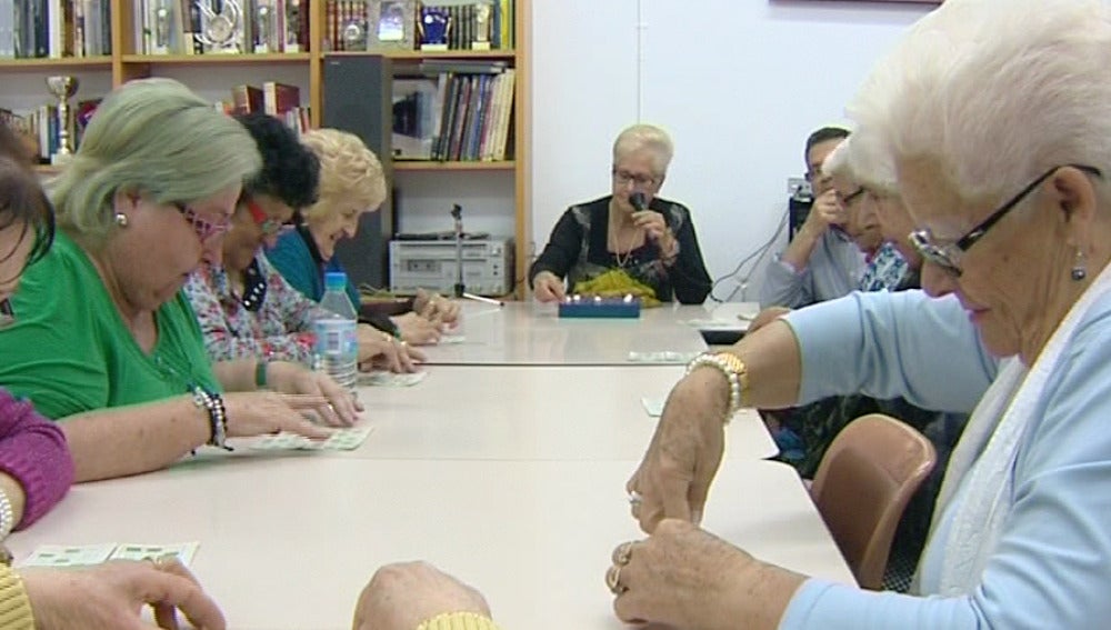 Ancianas jugando al bingo