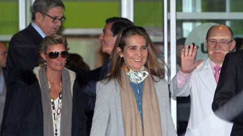 La infanta Elena a la salida del hospital