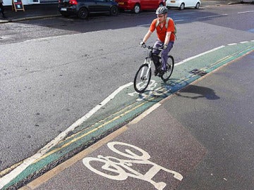 El carril de bici de menos de dos metros y medio. Devon, Reino Unido.