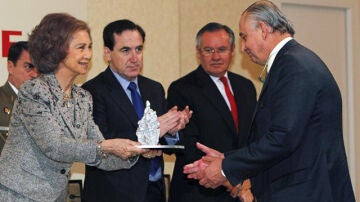 Doña Sofía entregando los premios Mapfre 