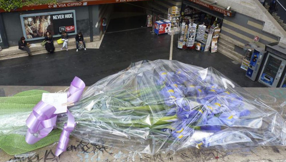 Ramo de flores colocado en el muro de la estación de tren, Roma