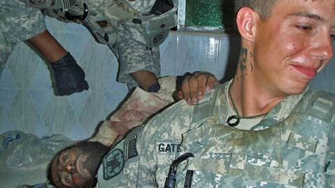 Un soldado estadounidense junto al cad&aacute;ver de un terrorista afgano