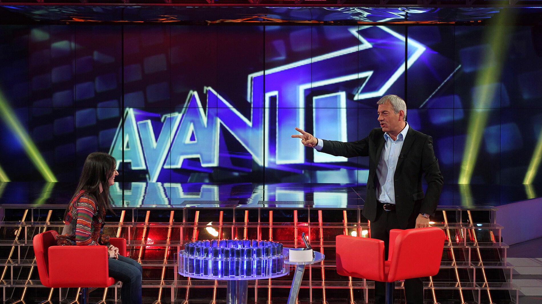 Una concursante con Carlos Sobera en 'Avanti'