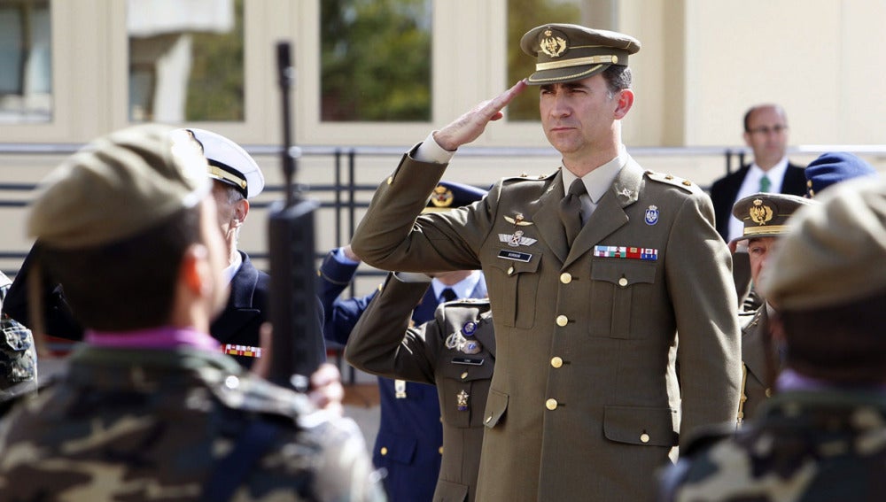 El príncipe de Asturias saluda a la guardia de honor