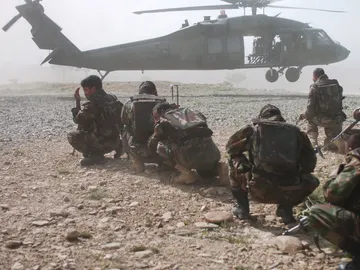 Soldados estadounidenses junto a un Black Hawk Soldados estadounidenses junto a un Black Hawk