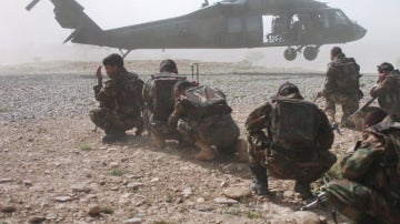 Soldados estadounidenses junto a un Black Hawk