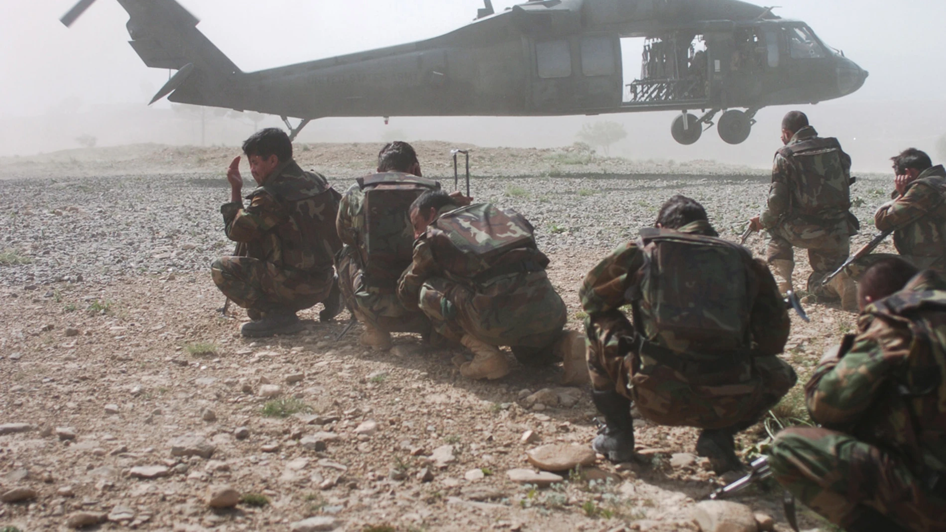 Soldados estadounidenses junto a un Black Hawk Soldados estadounidenses junto a un Black Hawk