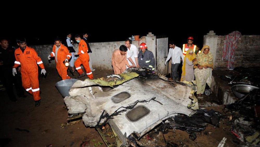 127 fallecidos en un accidente de avión en Pakistán