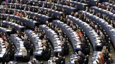 Bruselas aprobará un plan para eliminar los sobrecostes por usar el móvil en el extranjero