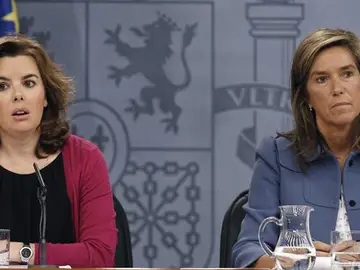 Sáenz de Santamaría y Ana Mato, en la rueda de prensa de La Moncloa Sáenz de Santamaría y Ana Mato, en la rueda de prensa de La Moncloa