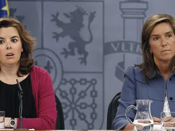 Sáenz de Santamaría y Ana Mato, en la rueda de prensa de La Moncloa Sáenz de Santamaría y Ana Mato, en la rueda de prensa de La Moncloa