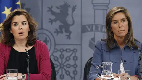 Sáenz de Santamaría y Ana Mato, en la rueda de prensa de La Moncloa Sáenz de Santamaría y Ana Mato, en la rueda de prensa de La Moncloa