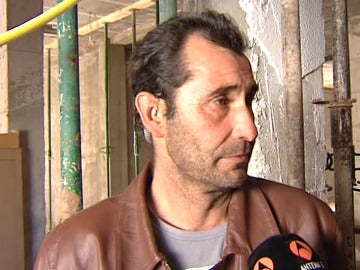 Juan vive en su casa afectada por el terremoto de Lorca