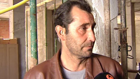 Juan vive en su casa afectada por el terremoto de Lorca