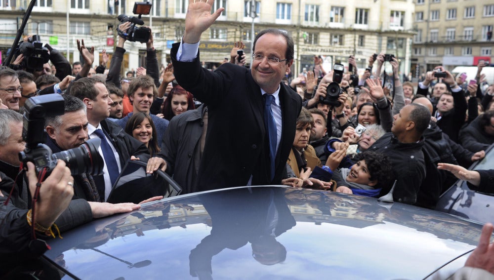 Hollande saluda tras participar en un acto electoral celebrado en Amiens