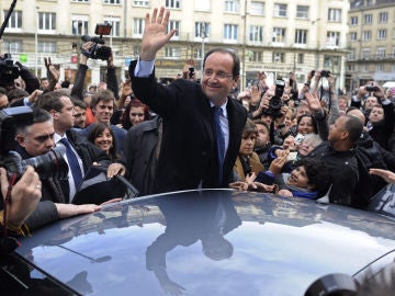 Hollande saluda tras participar en un acto electoral celebrado en Amiens