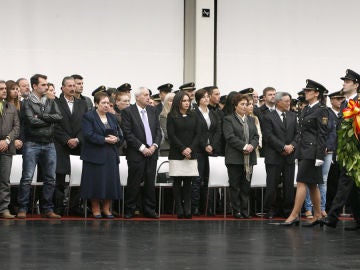 Homenaje a los policías fallecidos en la playa de Orzán