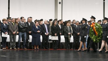Homenaje a los policías fallecidos en la playa de Orzán