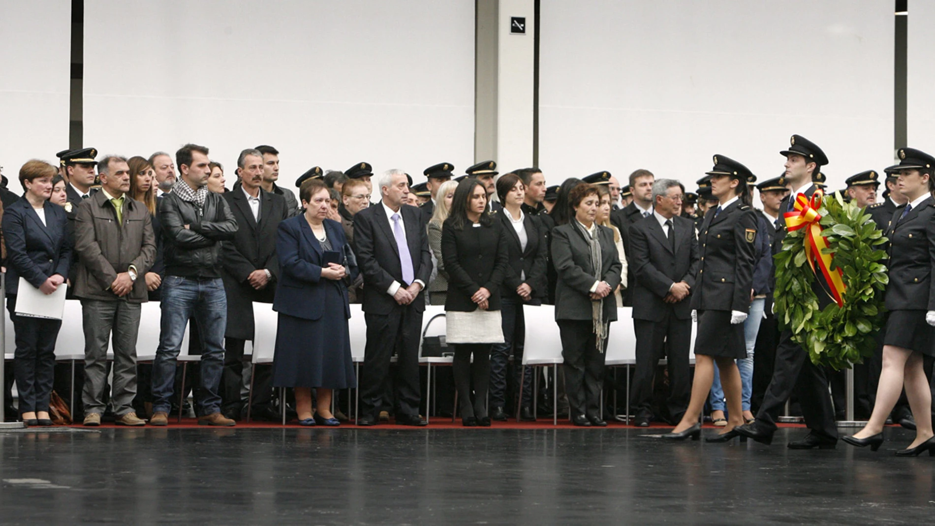 Homenaje a los policías fallecidos en la playa de Orzán Homenaje a los policías fallecidos en la playa de Orzán