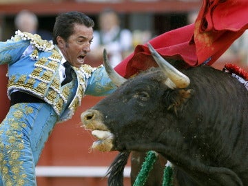 El diestro José Prados "El Fundi" durante la faena a su segundo toro 