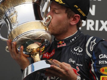 Vettel besa el trofeo de campeón