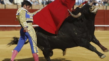 Rivera Ordóñez "Paquirri'" durante la faena a su primer toro