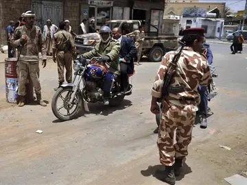 Soldados yemeníes en un control policial Soldados yemeníes en un control policial