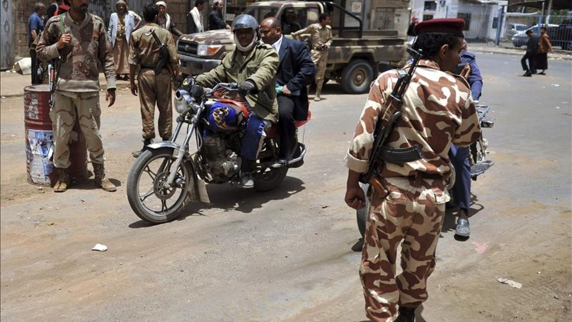 Soldados yemen&iacute;es en un control policial