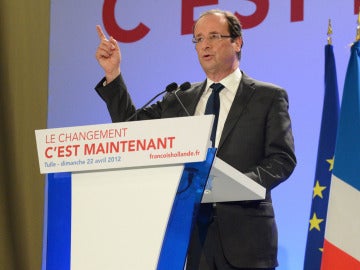 Francois Hollande se dirige a sus seguidores tras la victoria en la primera vuelta de las presidenciales