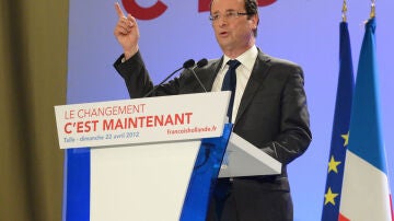 Francois Hollande se dirige a sus seguidores tras la victoria en la primera vuelta de las presidenciales