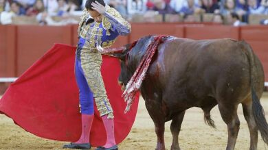 Una faena de El Cid remonta una tarde en cuesta abajo