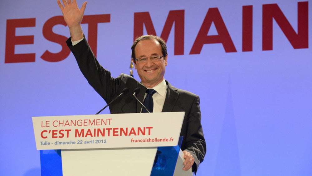 Francois Hollande saluda a sus seguidores