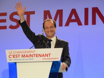 Francois Hollande saluda a sus seguidores